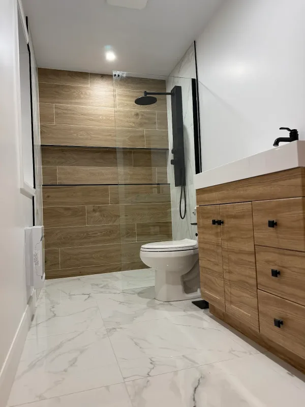 Salle de bain bois et marbre
