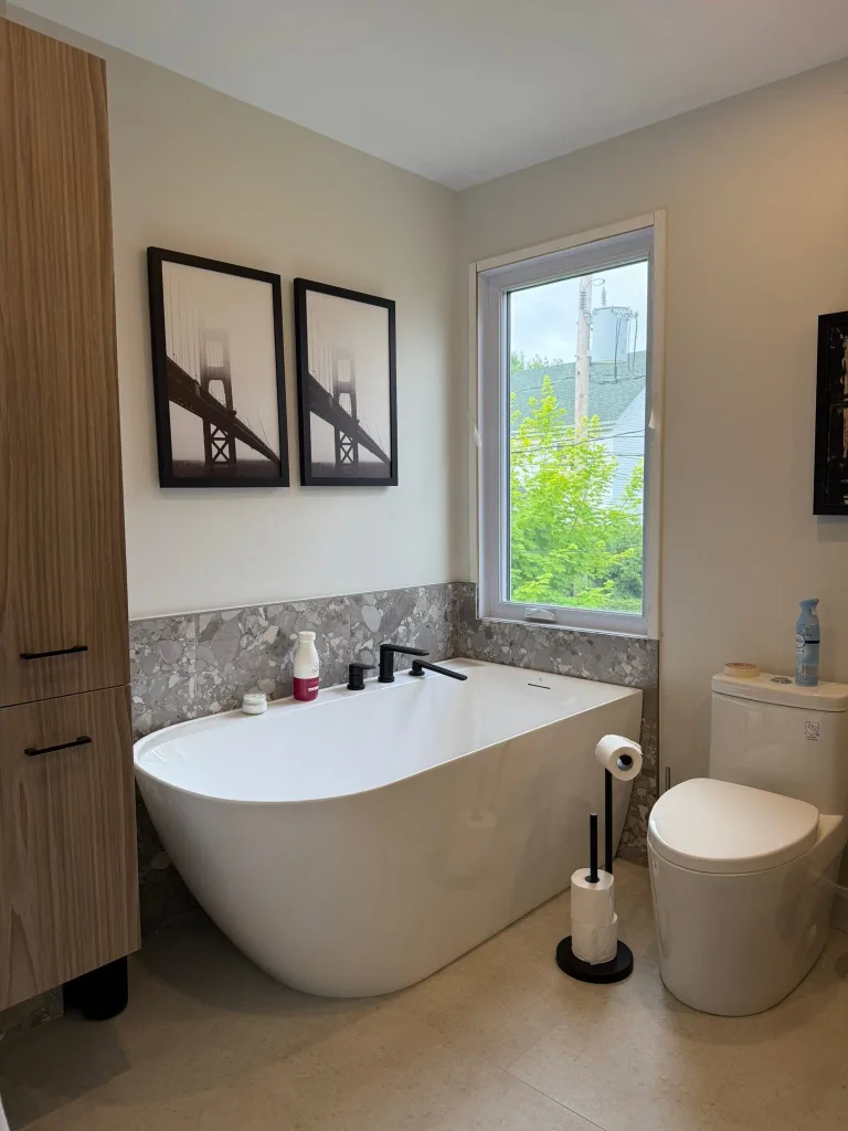 Salle de bain spacieuse