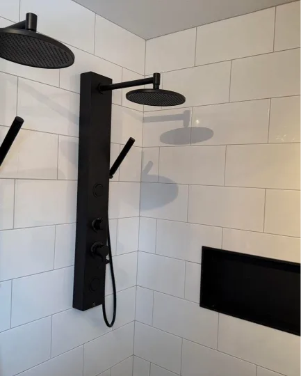Douche céramique et panneau noir