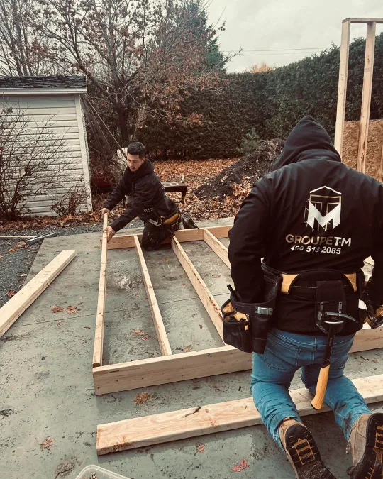 Équipe Groupe T.M en pleine construction d'une structure résidentielle