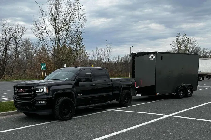 Camion GMC noir et remorque utilitaire de Groupe T.M
